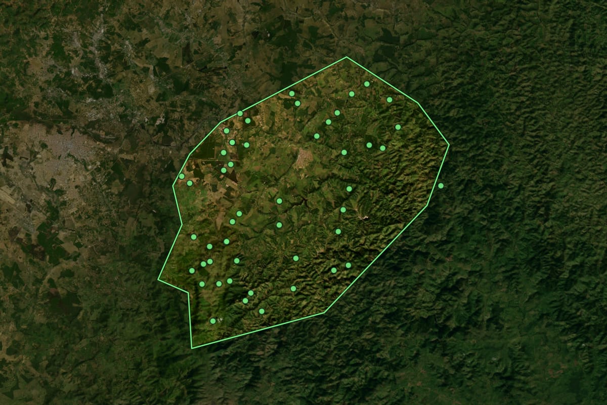 Imagem de satélite de Barra do Choça (BA), com o contorno do município e a posição dos imóveis desta página.