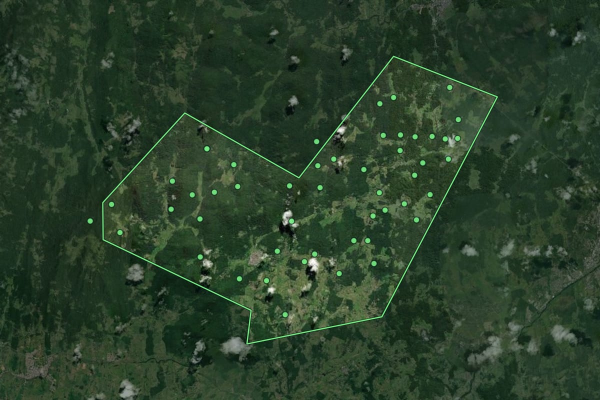 Imagem de satélite de Barro Preto (BA), com o contorno do município e a posição dos imóveis desta página.