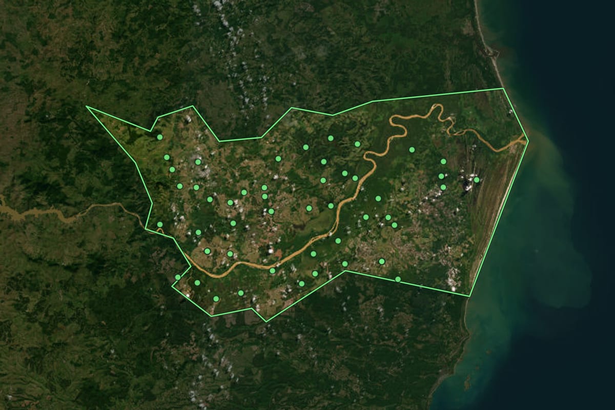 Imagem de satélite de Belmonte (BA), com o contorno do município e a posição dos imóveis desta página.