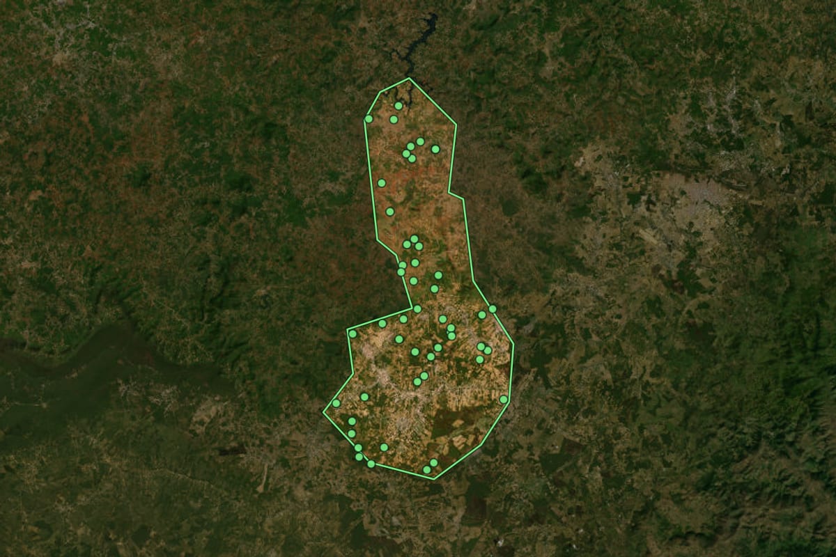 Imagem de satélite de Belo Campo (BA), com o contorno do município e a posição dos imóveis desta página.