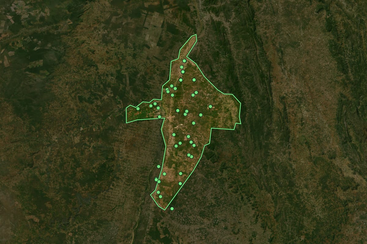 Imagem de satélite de Bom Jesus da Lapa (BA), com o contorno do município e a posição dos imóveis desta página.