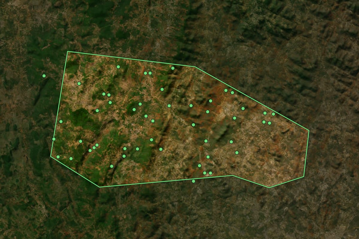 Imagem de satélite de Bom Jesus da Serra (BA), com o contorno do município e a posição dos imóveis desta página.