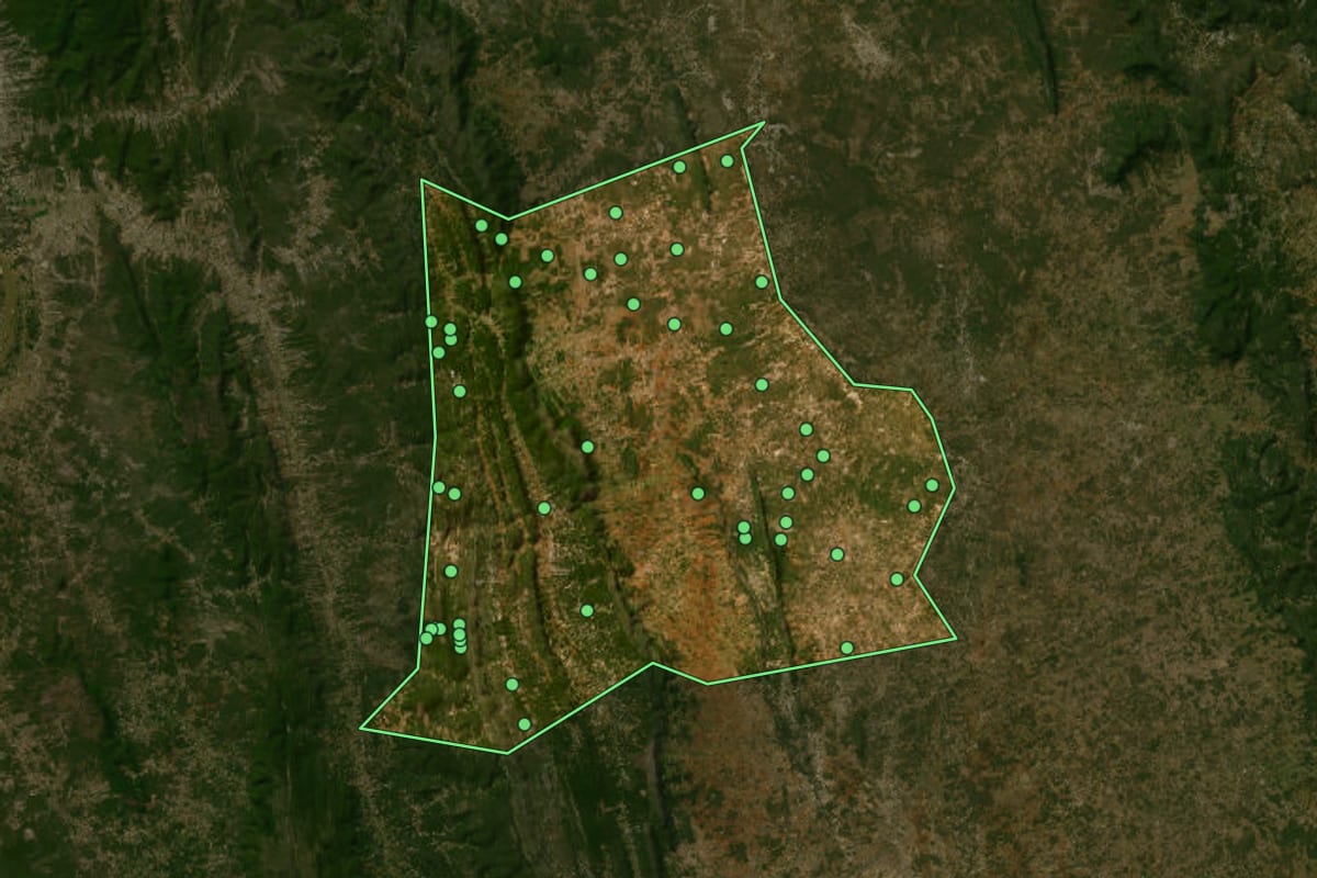 Imagem de satélite de Boquira (BA), com o contorno do município e a posição dos imóveis desta página.