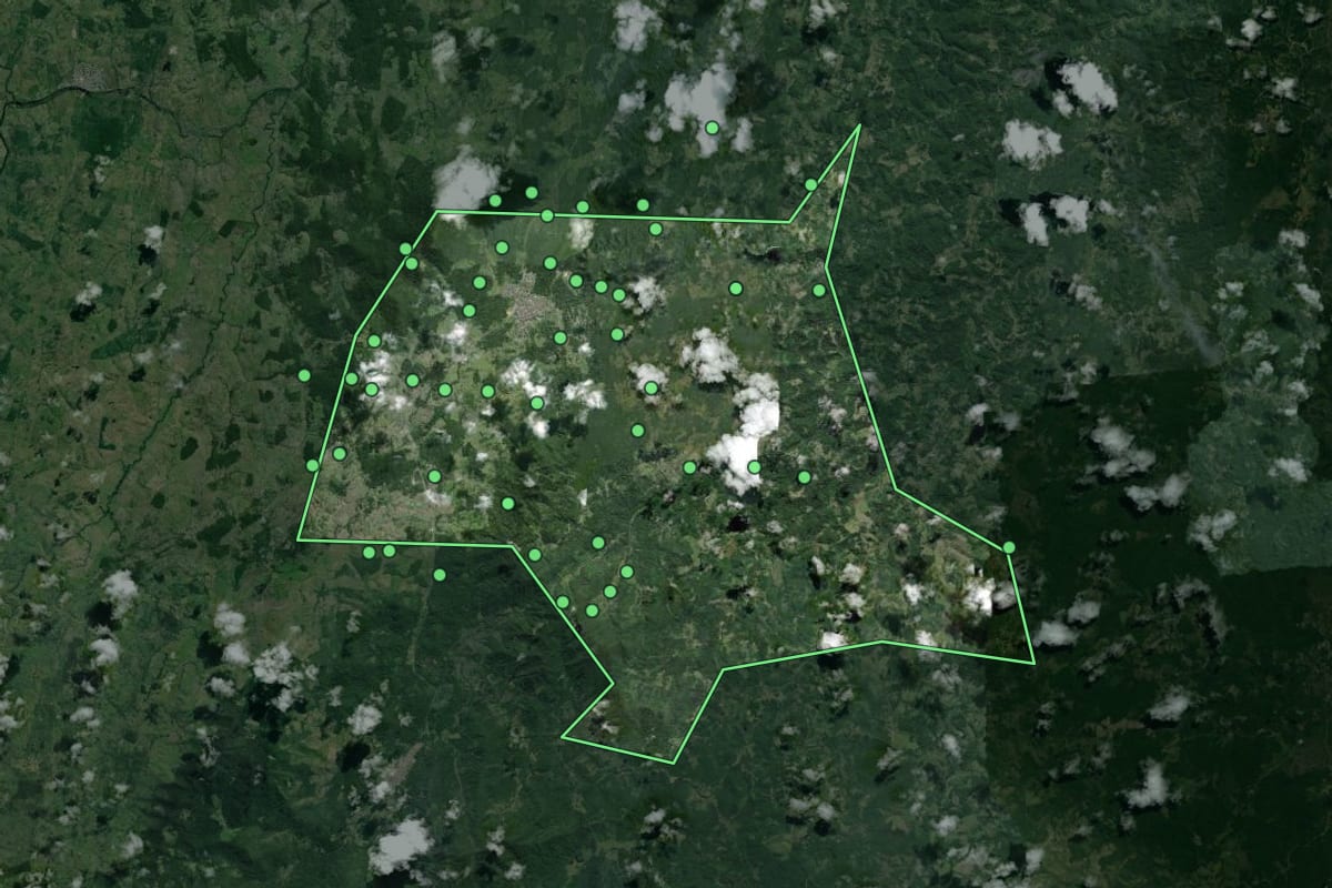 Imagem de satélite de Buerarema (BA), com o contorno do município e a posição dos imóveis desta página.