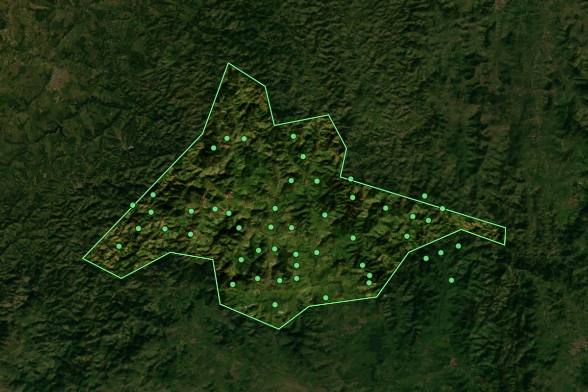 Imagem de satélite de Caatiba (BA), com o contorno do município e a posição dos imóveis desta página.