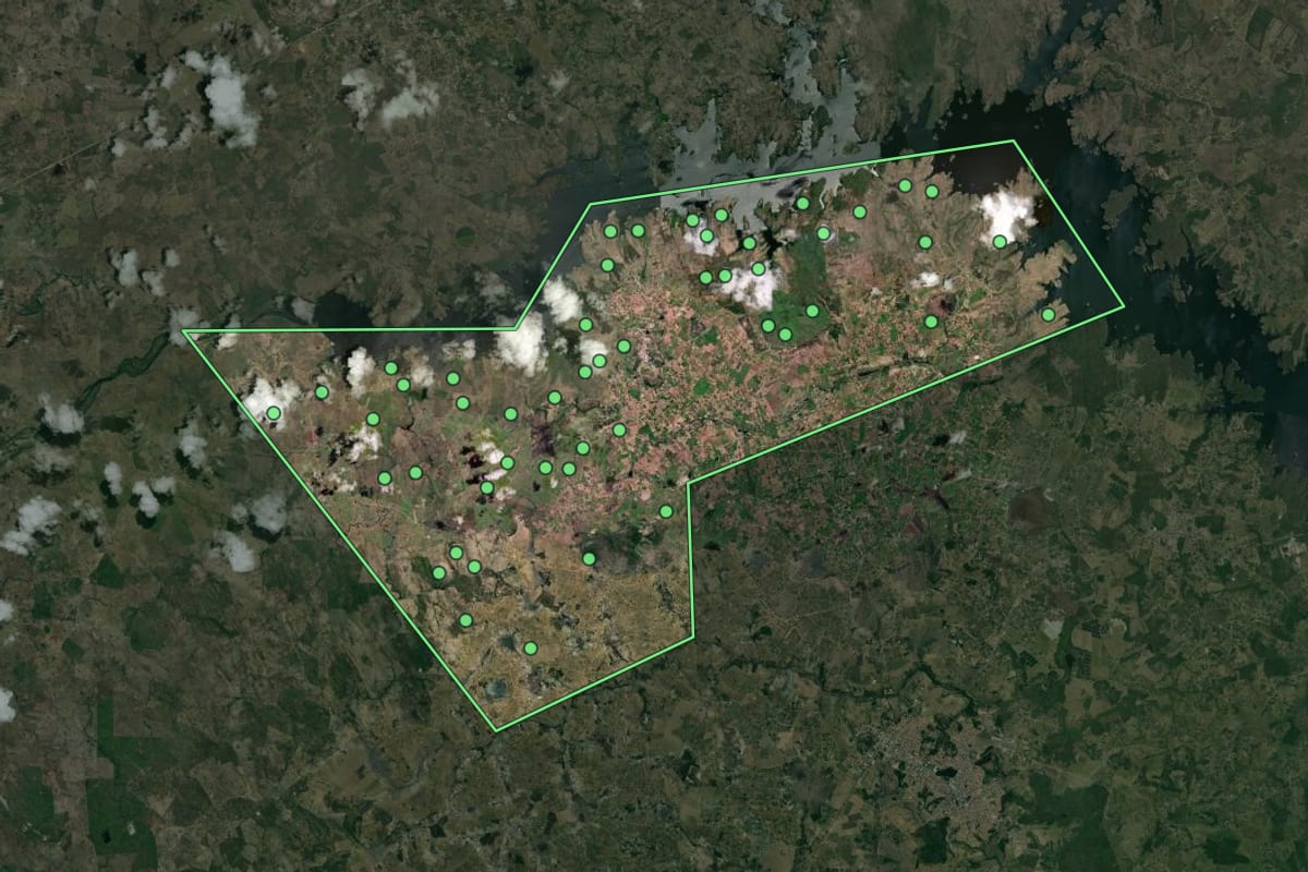 Imagem de satélite de Cabaceiras do Paraguaçu (BA), com o contorno do município e a posição dos imóveis desta página.
