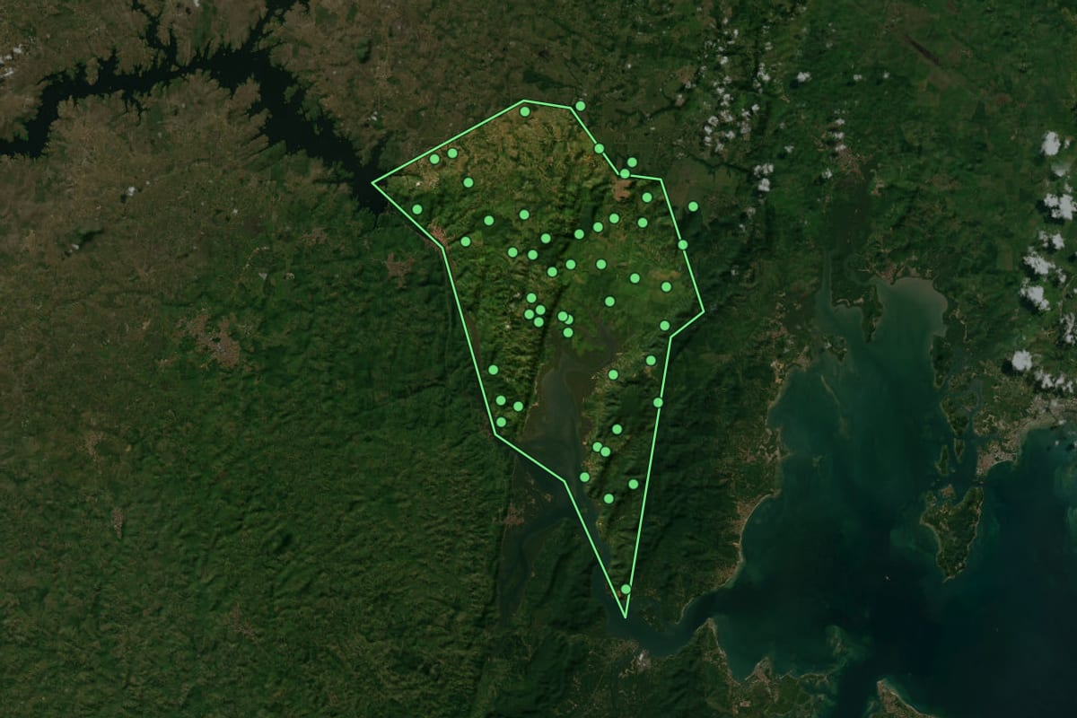Imagem de satélite de Cachoeira (BA), com o contorno do município e a posição dos imóveis desta página.