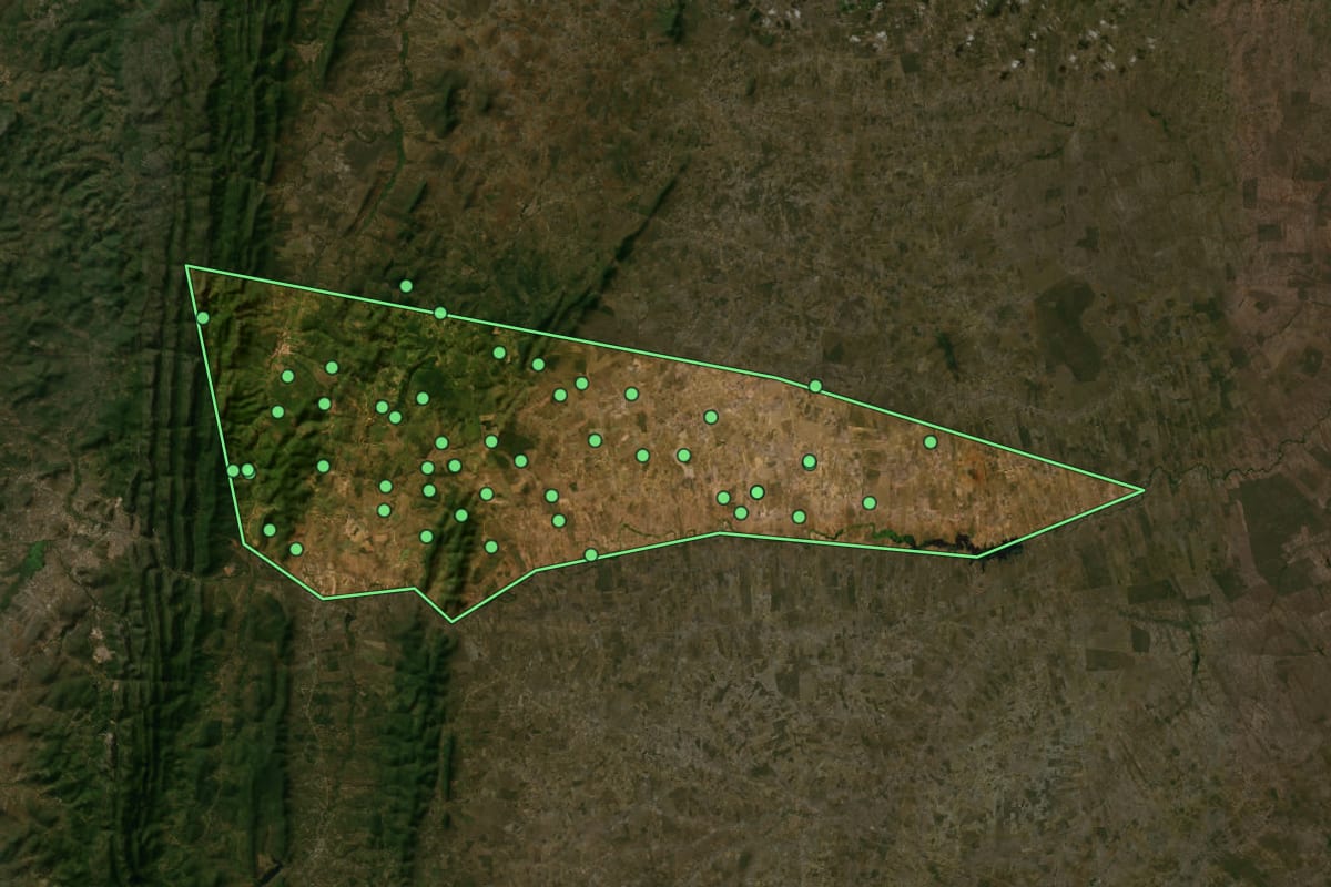 Imagem de satélite de Caém (BA), com o contorno do município e a posição dos imóveis desta página.