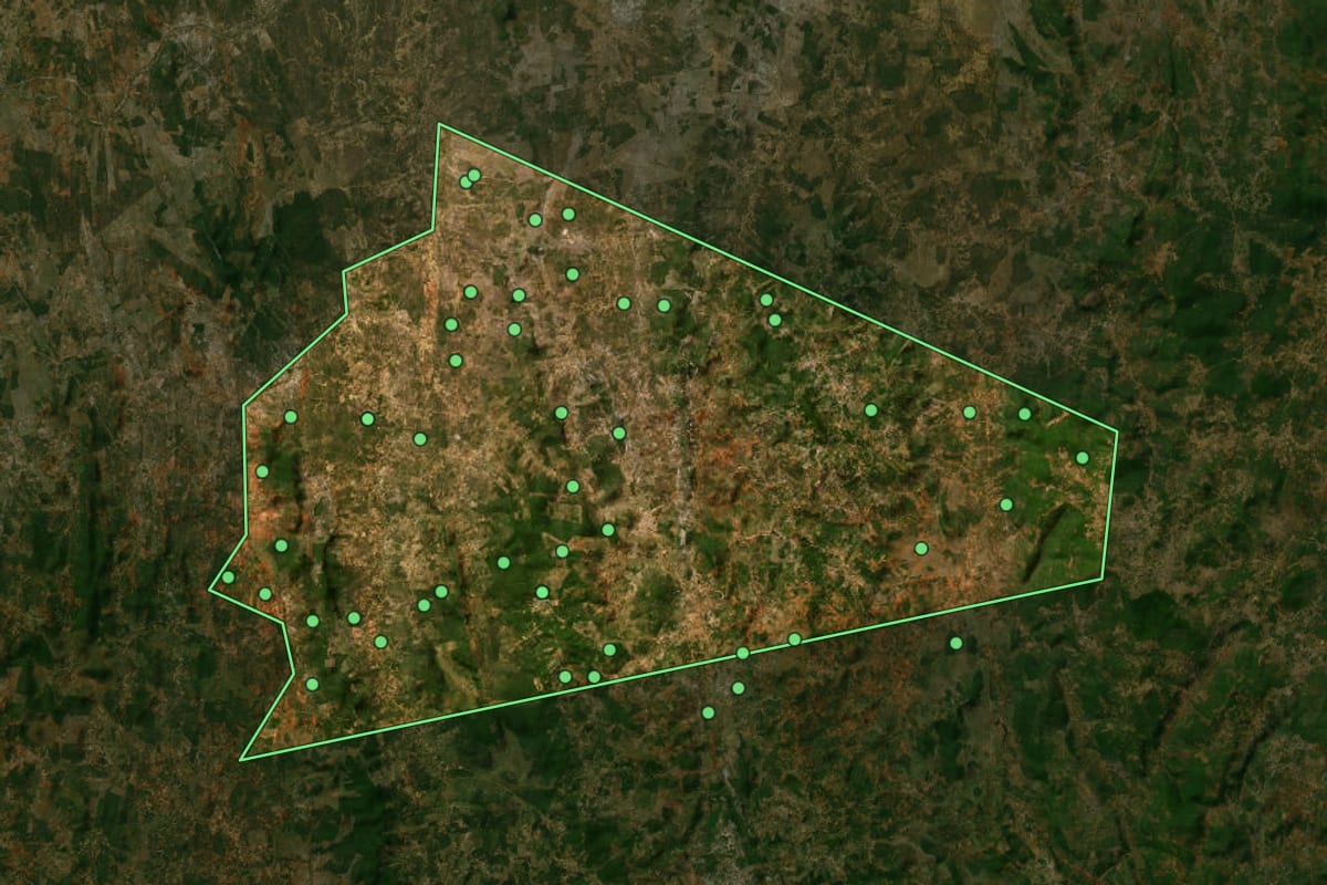 Imagem de satélite de Caetanos (BA), com o contorno do município e a posição dos imóveis desta página.