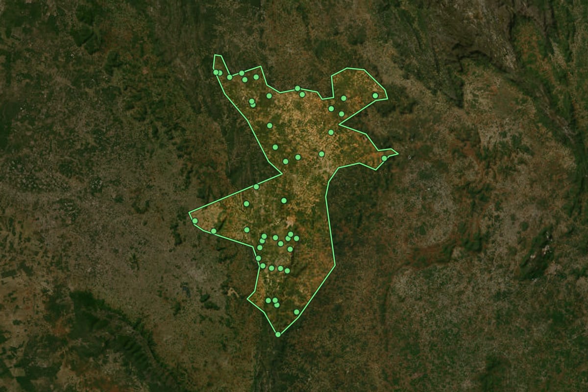 Imagem de satélite de Caetité (BA), com o contorno do município e a posição dos imóveis desta página.