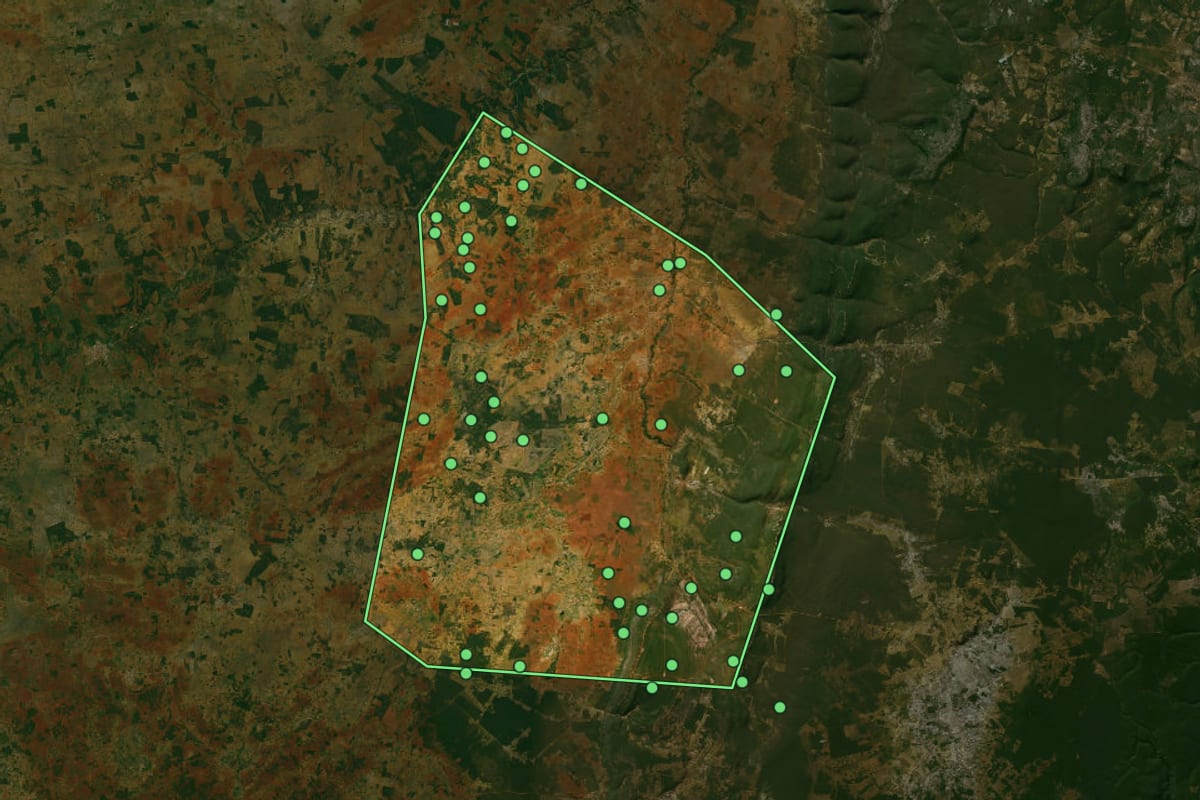 Imagem de satélite de Cafarnaum (BA), com o contorno do município e a posição dos imóveis desta página.