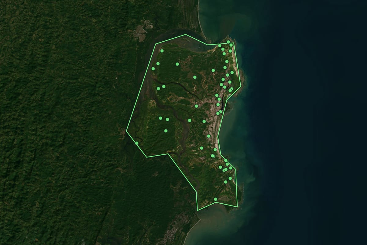 Imagem de satélite de Cairu (BA), com o contorno do município e a posição dos imóveis desta página.
