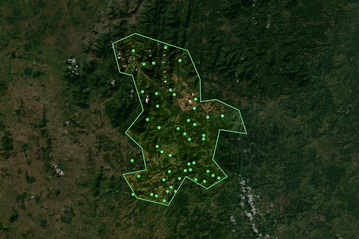 Imagem de satélite de Camacan (BA), com o contorno do município e a posição dos imóveis desta página.