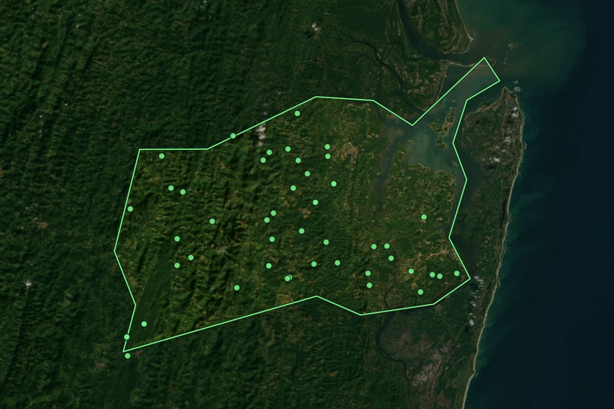 Imagem de satélite de Camamu (BA), com o contorno do município e a posição dos imóveis desta página.