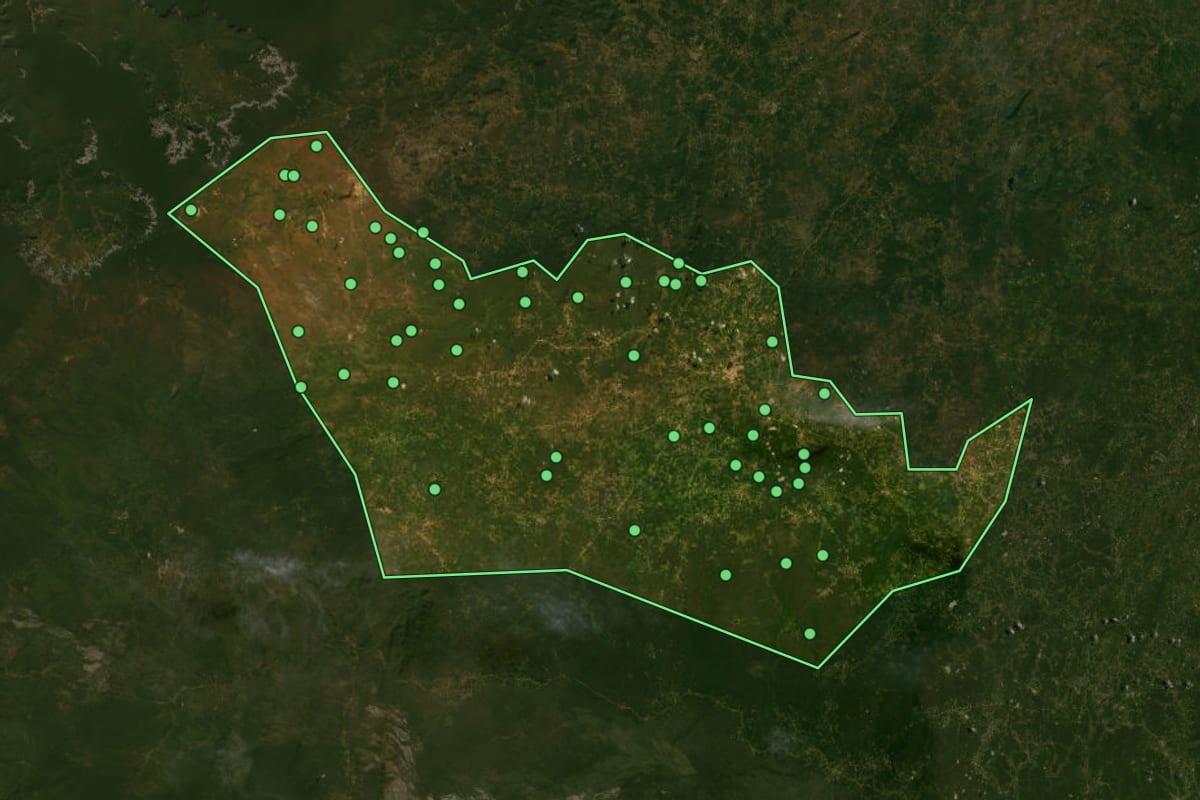 Imagem de satélite de Campo Alegre de Lourdes (BA), com o contorno do município e a posição dos imóveis desta página.