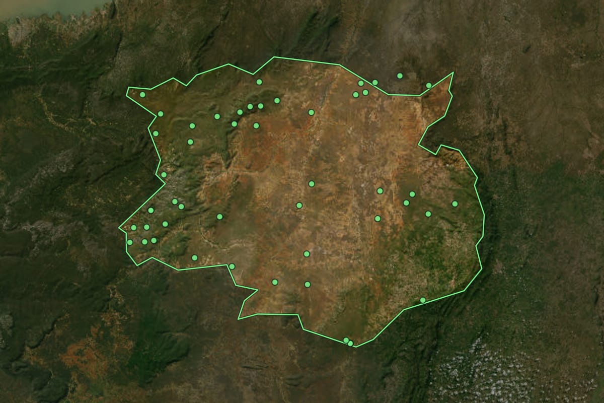 Imagem de satélite de Campo Formoso (BA), com o contorno do município e a posição dos imóveis desta página.