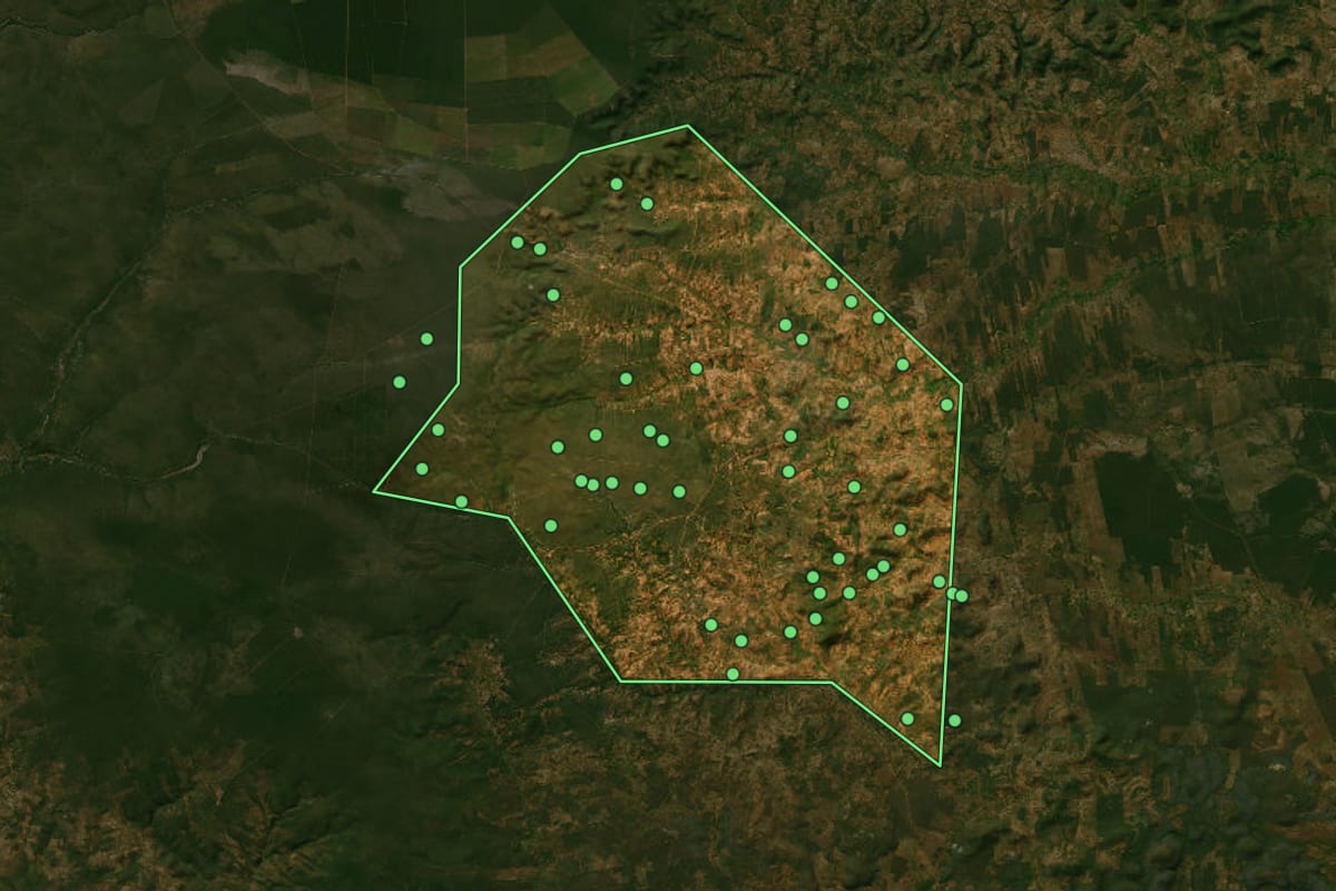 Imagem de satélite de Canápolis (BA), com o contorno do município e a posição dos imóveis desta página.