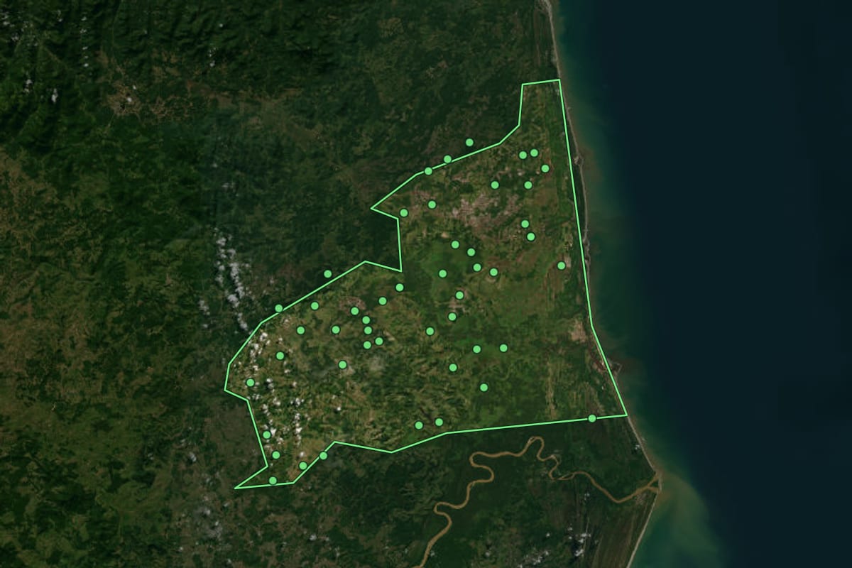 Imagem de satélite de Canavieiras (BA), com o contorno do município e a posição dos imóveis desta página.