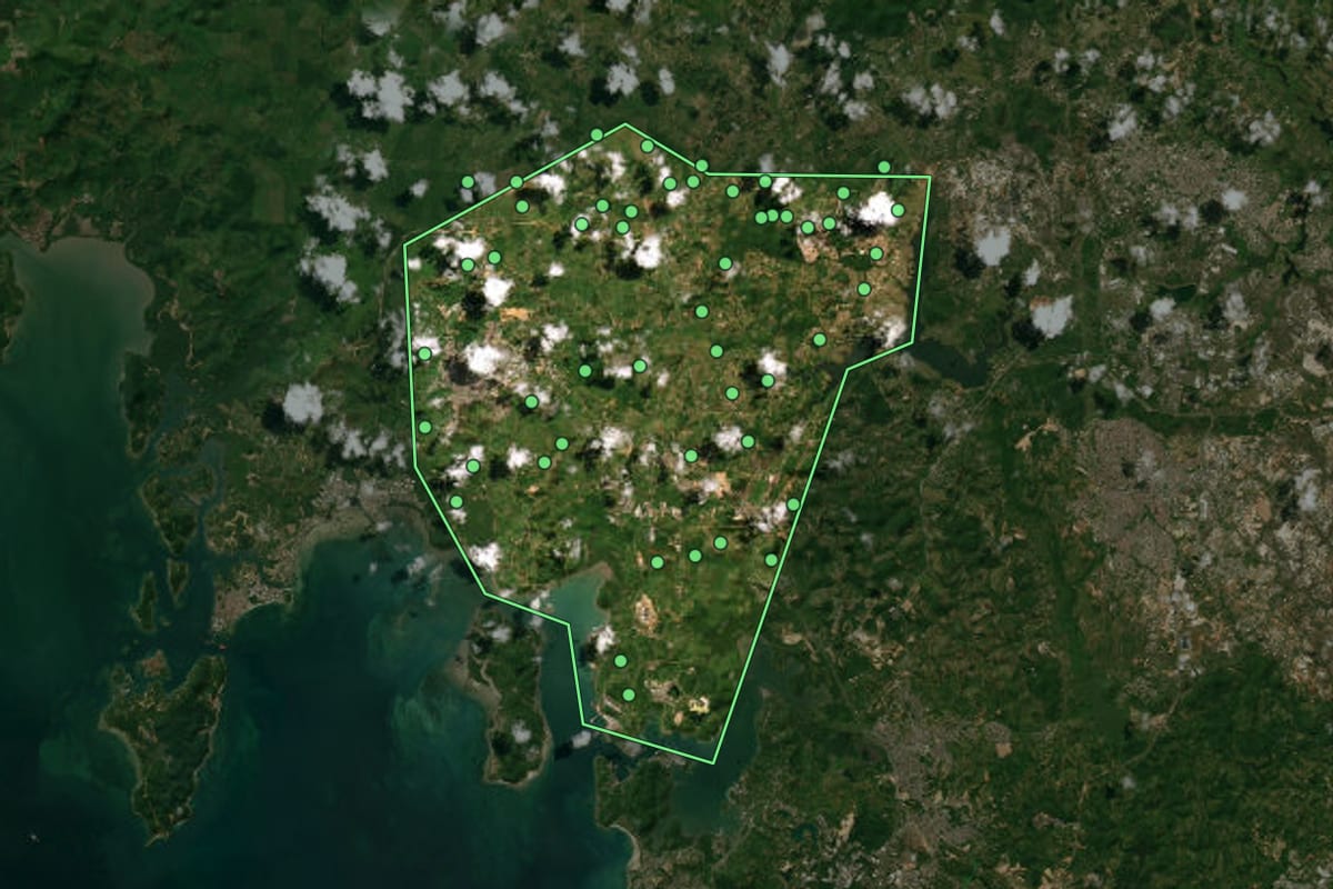 Imagem de satélite de Candeias (BA), com o contorno do município e a posição dos imóveis desta página.