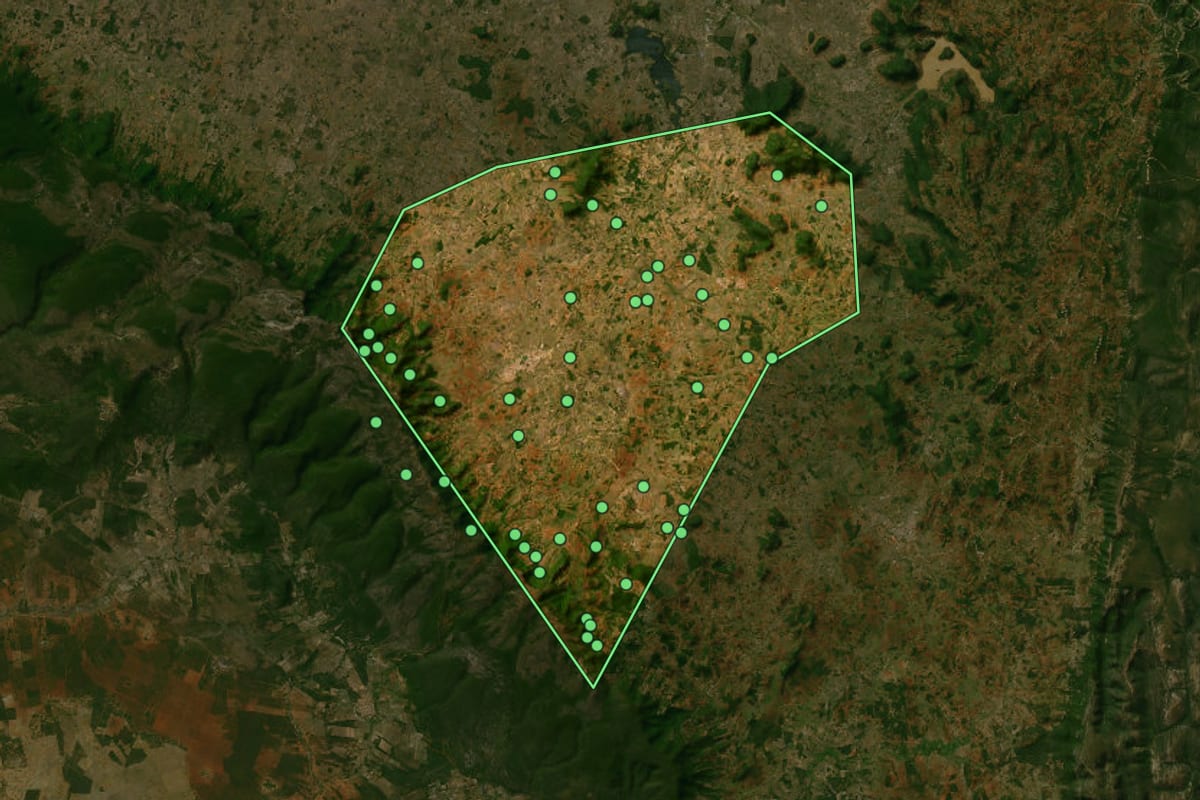 Imagem de satélite de Candiba (BA), com o contorno do município e a posição dos imóveis desta página.