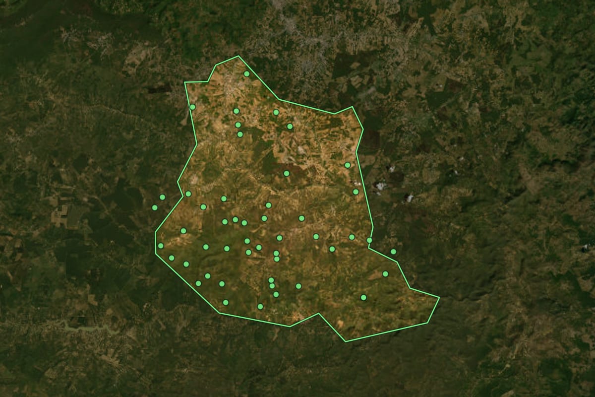 Imagem de satélite de Cândido Sales (BA), com o contorno do município e a posição dos imóveis desta página.