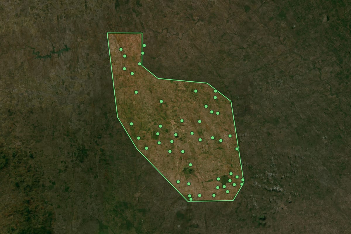 Imagem de satélite de Capela do Alto Alegre (BA), com o contorno do município e a posição dos imóveis desta página.