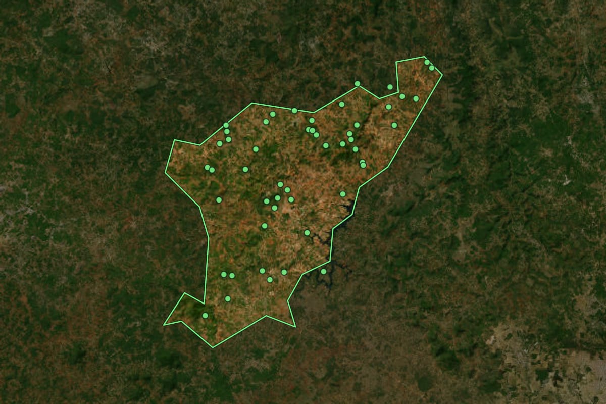 Imagem de satélite de Caraíbas (BA), com o contorno do município e a posição dos imóveis desta página.