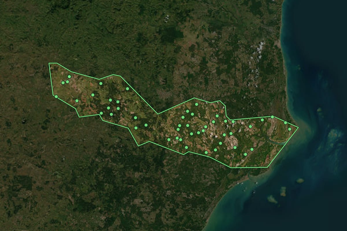 Imagem de satélite de Caravelas (BA), com o contorno do município e a posição dos imóveis desta página.
