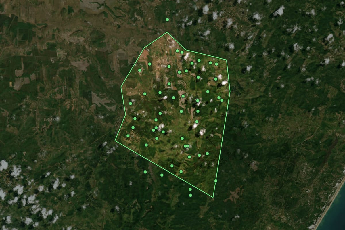 Imagem de satélite de Cardeal da Silva (BA), com o contorno do município e a posição dos imóveis desta página.
