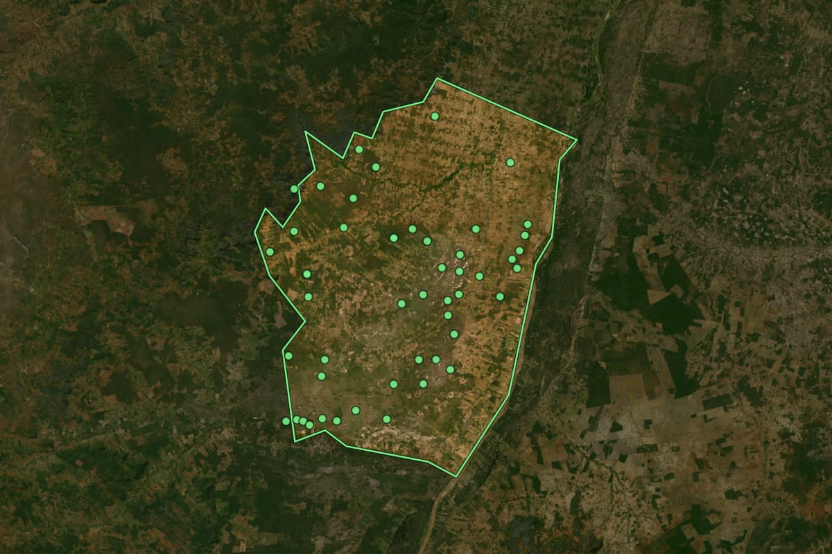 Imagem de satélite de Carinhanha (BA), com o contorno do município e a posição dos imóveis desta página.