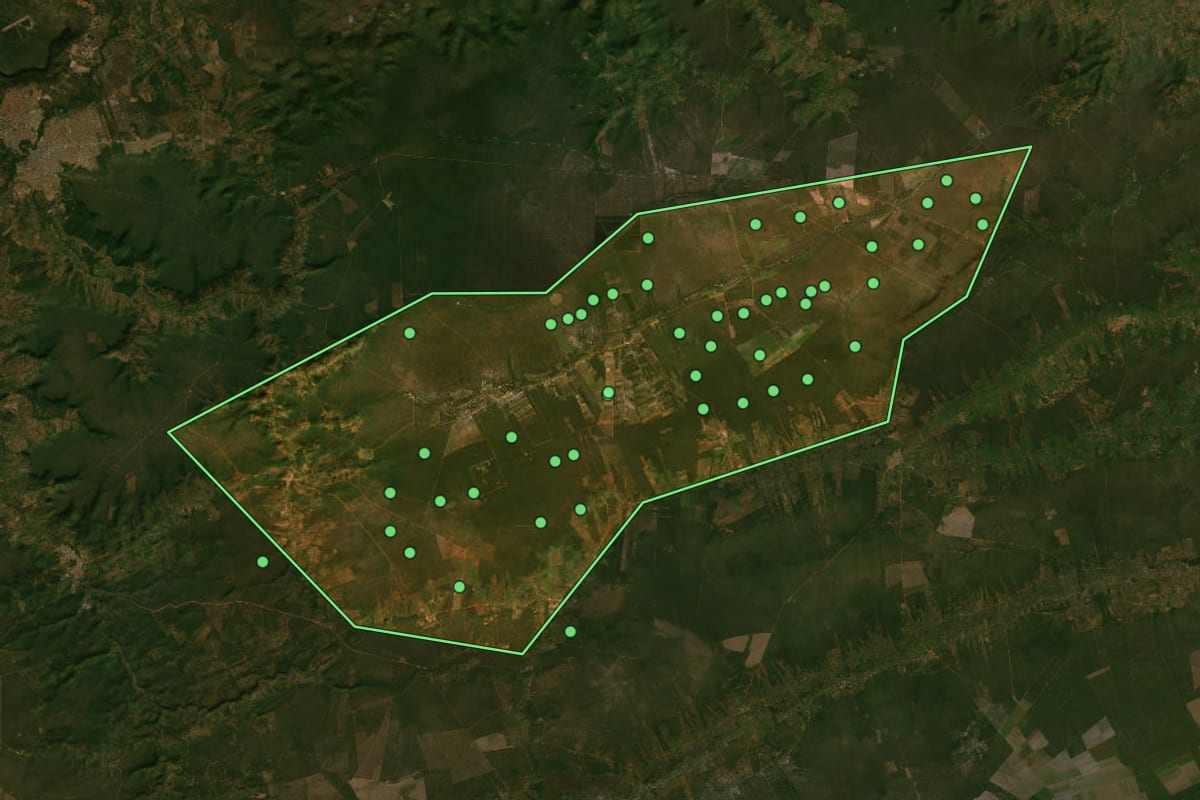 Imagem de satélite de Catolândia (BA), com o contorno do município e a posição dos imóveis desta página.