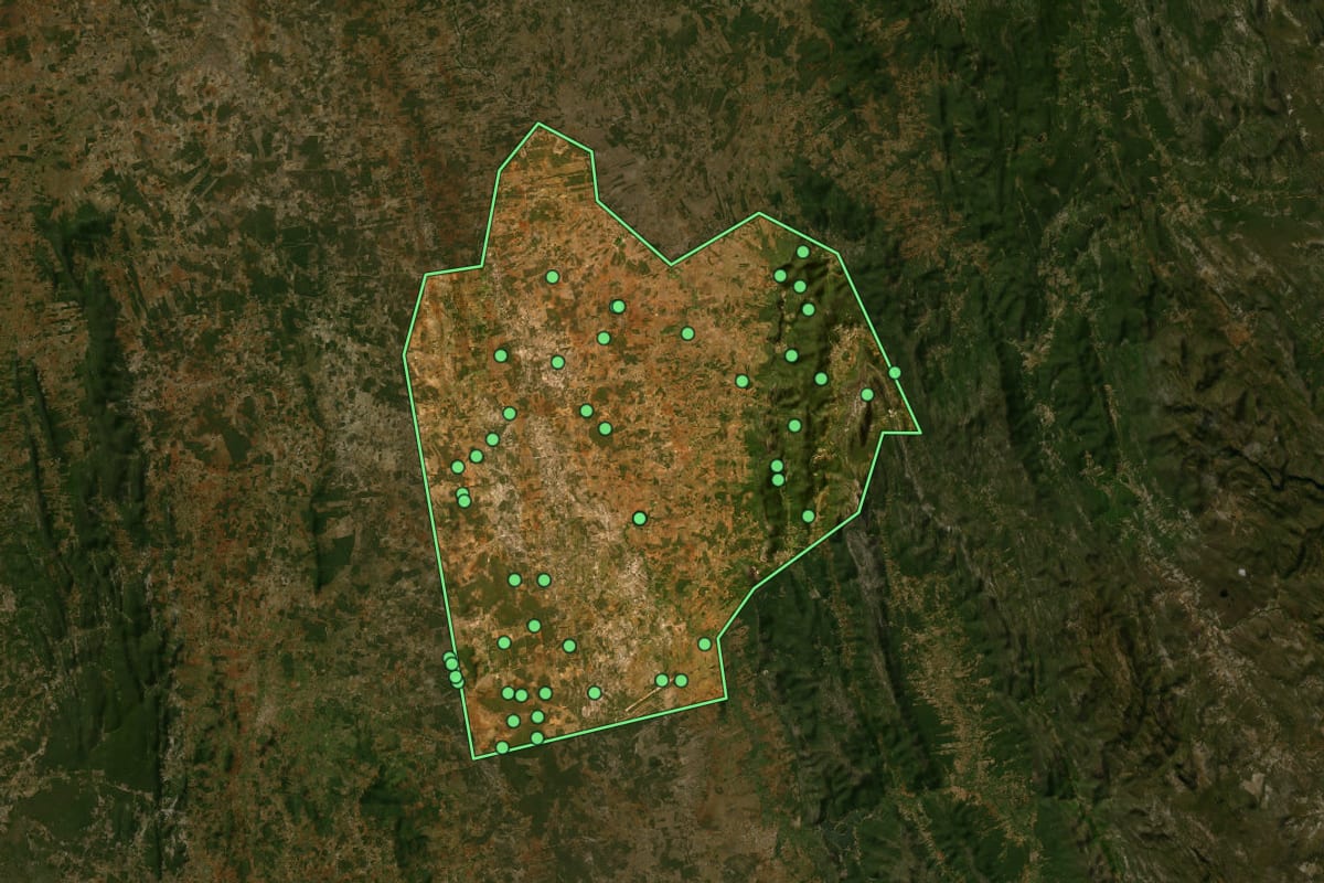 Imagem de satélite de Caturama (BA), com o contorno do município e a posição dos imóveis desta página.