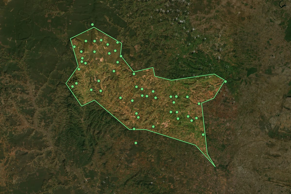 Imagem de satélite de Cícero Dantas (BA), com o contorno do município e a posição dos imóveis desta página.