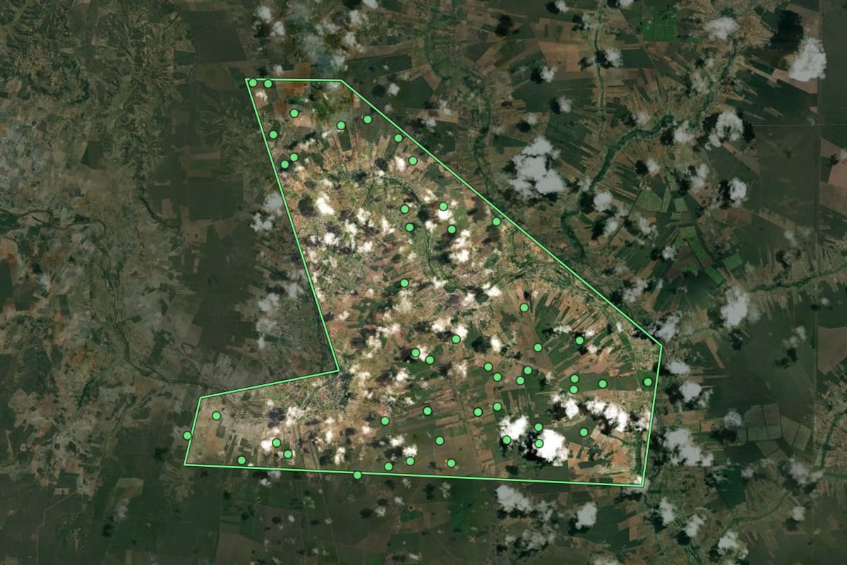 Imagem de satélite de Cipó (BA), com o contorno do município e a posição dos imóveis desta página.