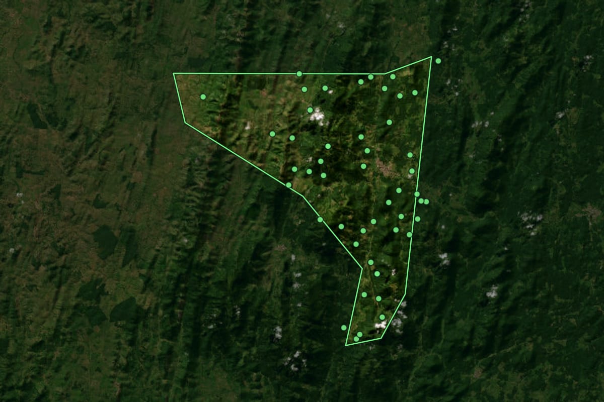 Imagem de satélite de Coaraci (BA), com o contorno do município e a posição dos imóveis desta página.