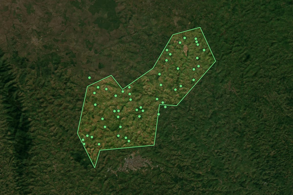 Imagem de satélite de Conceição do Almeida (BA), com o contorno do município e a posição dos imóveis desta página.