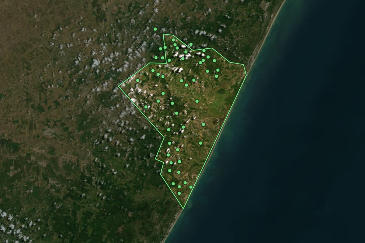 Imagem de satélite de Conde (BA), com o contorno do município e a posição dos imóveis desta página.