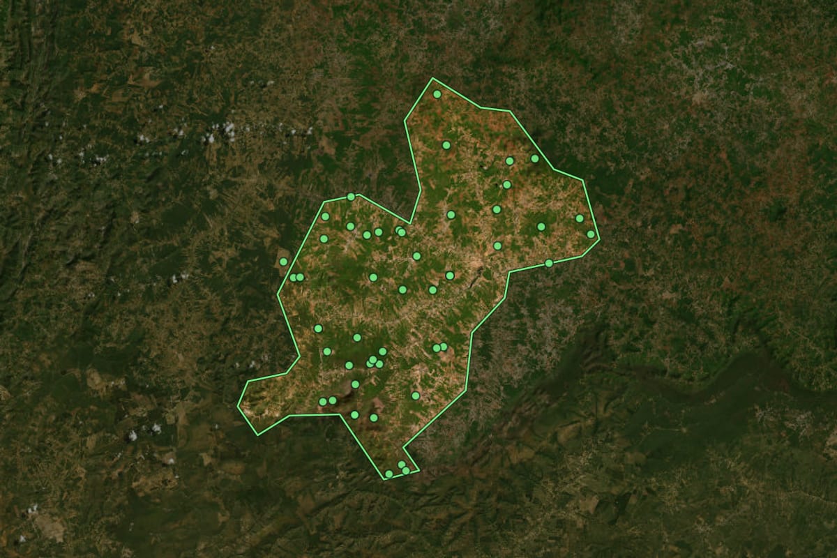 Imagem de satélite de Condeúba (BA), com o contorno do município e a posição dos imóveis desta página.