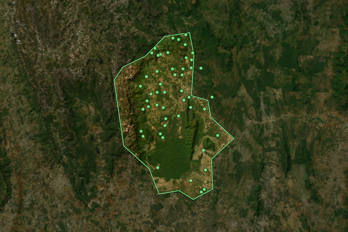 Imagem de satélite de Contendas do Sincorá (BA), com o contorno do município e a posição dos imóveis desta página.