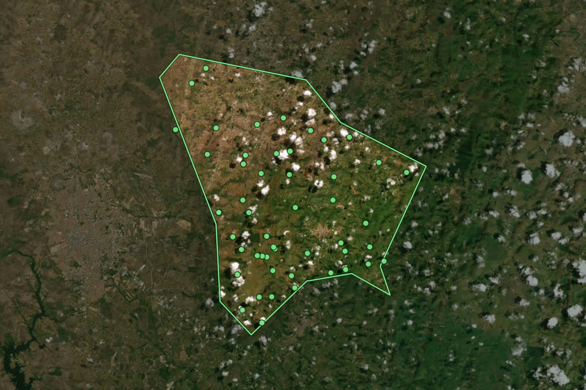 Imagem de satélite de Coração de Maria (BA), com o contorno do município e a posição dos imóveis desta página.