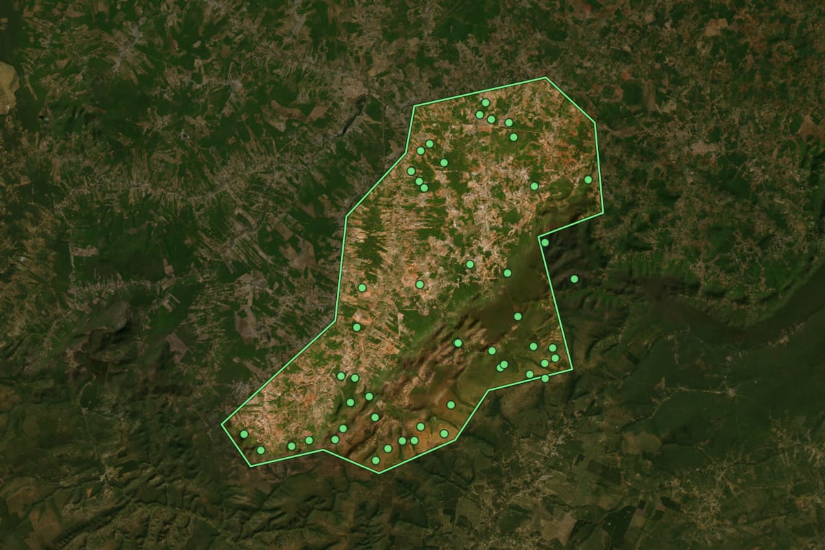 Imagem de satélite de Cordeiros (BA), com o contorno do município e a posição dos imóveis desta página.