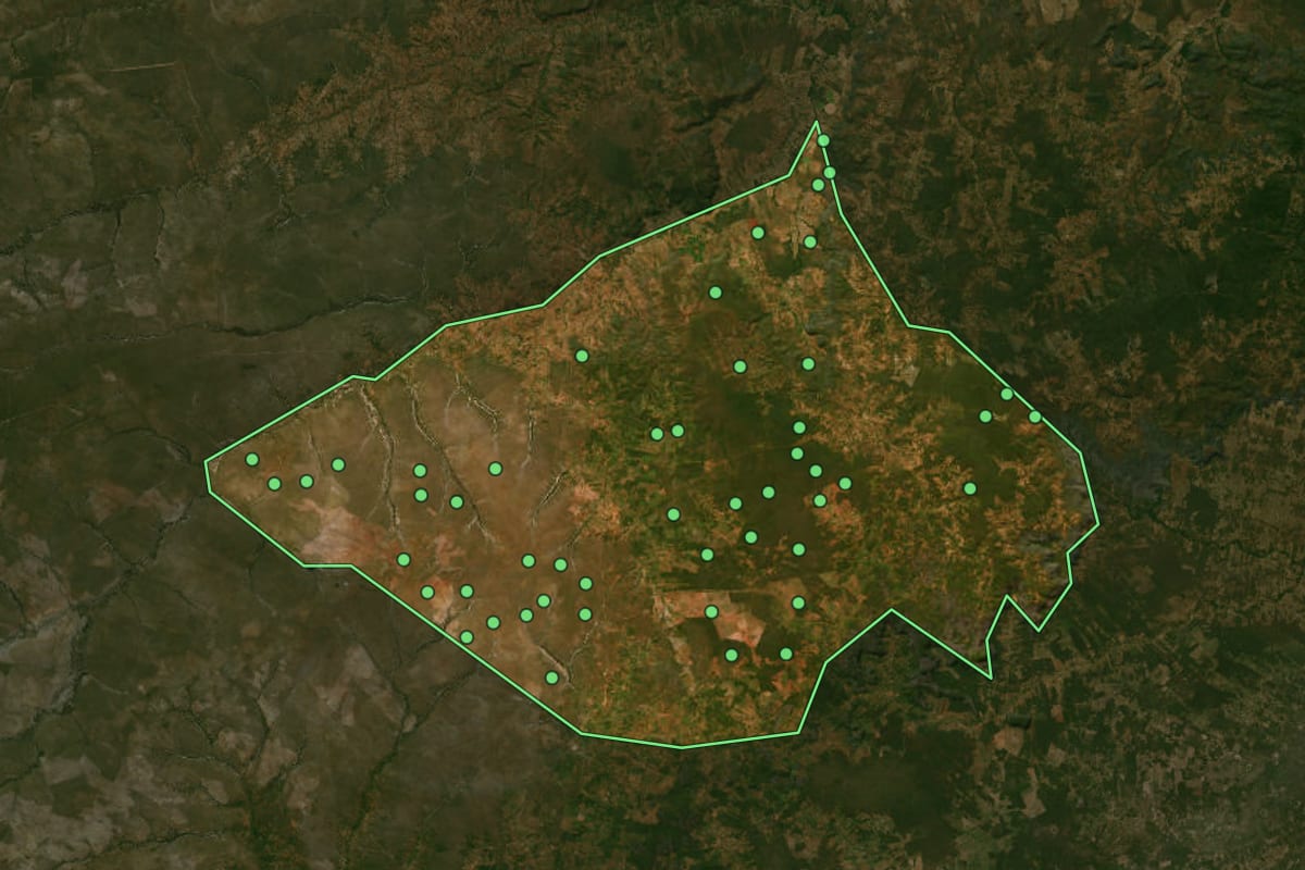 Imagem de satélite de Coribe (BA), com o contorno do município e a posição dos imóveis desta página.