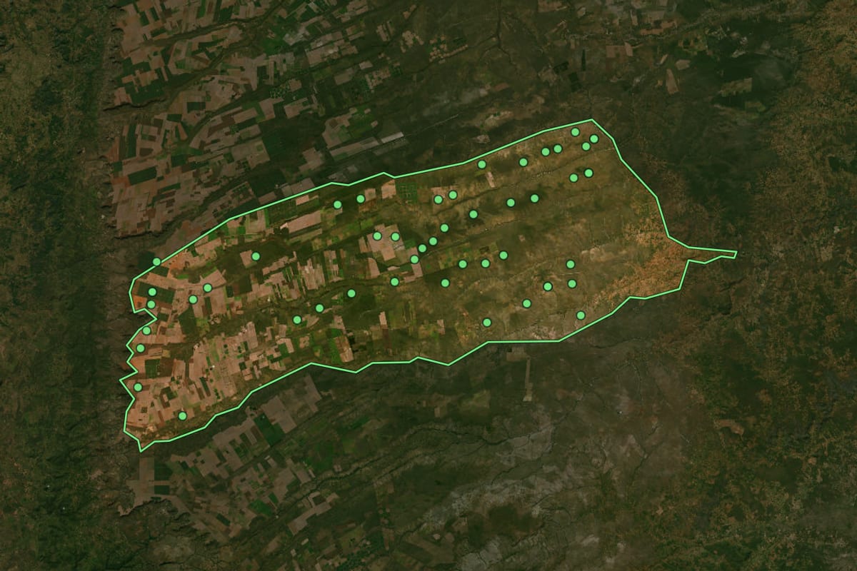 Imagem de satélite de Correntina (BA), com o contorno do município e a posição dos imóveis desta página.