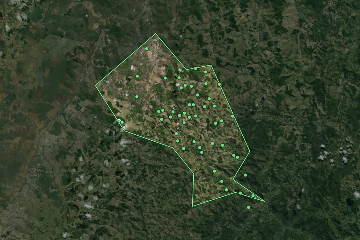 Imagem de satélite de Cravolândia (BA), com o contorno do município e a posição dos imóveis desta página.