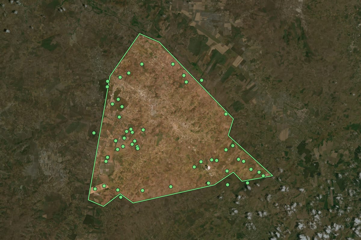 Imagem de satélite de Crisópolis (BA), com o contorno do município e a posição dos imóveis desta página.