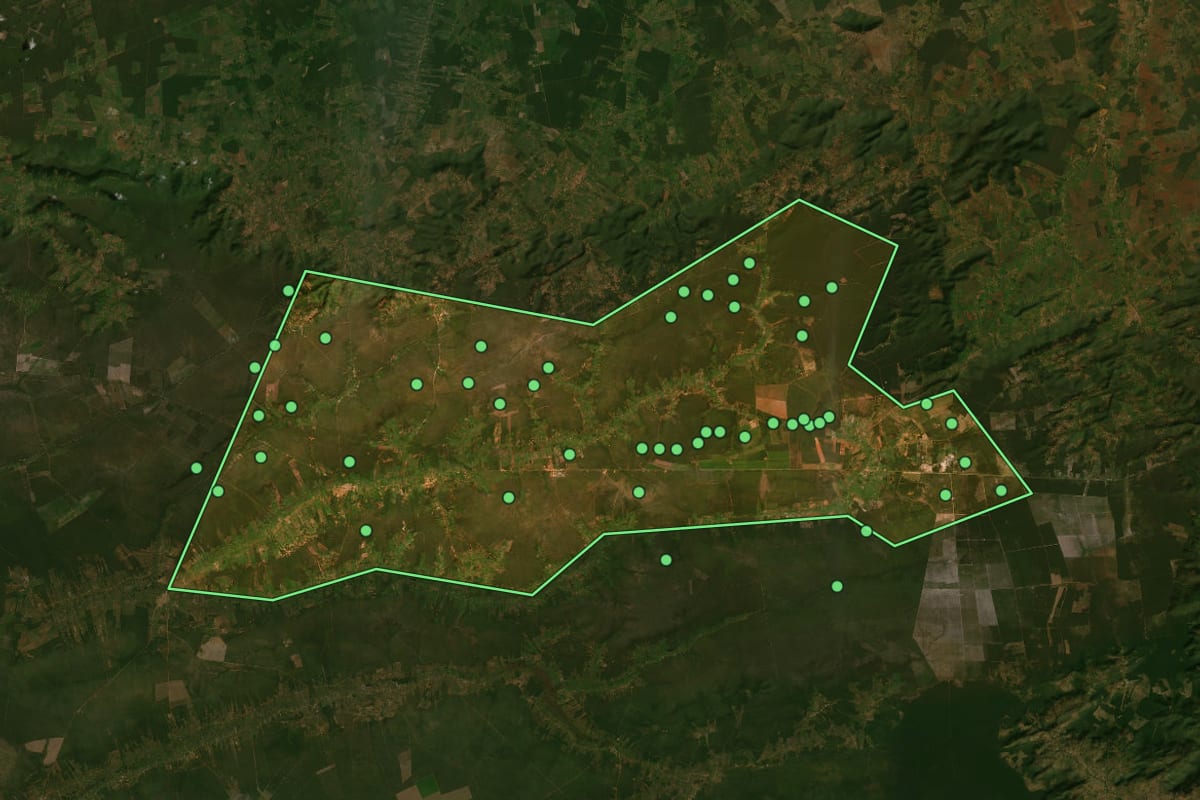 Imagem de satélite de Cristópolis (BA), com o contorno do município e a posição dos imóveis desta página.