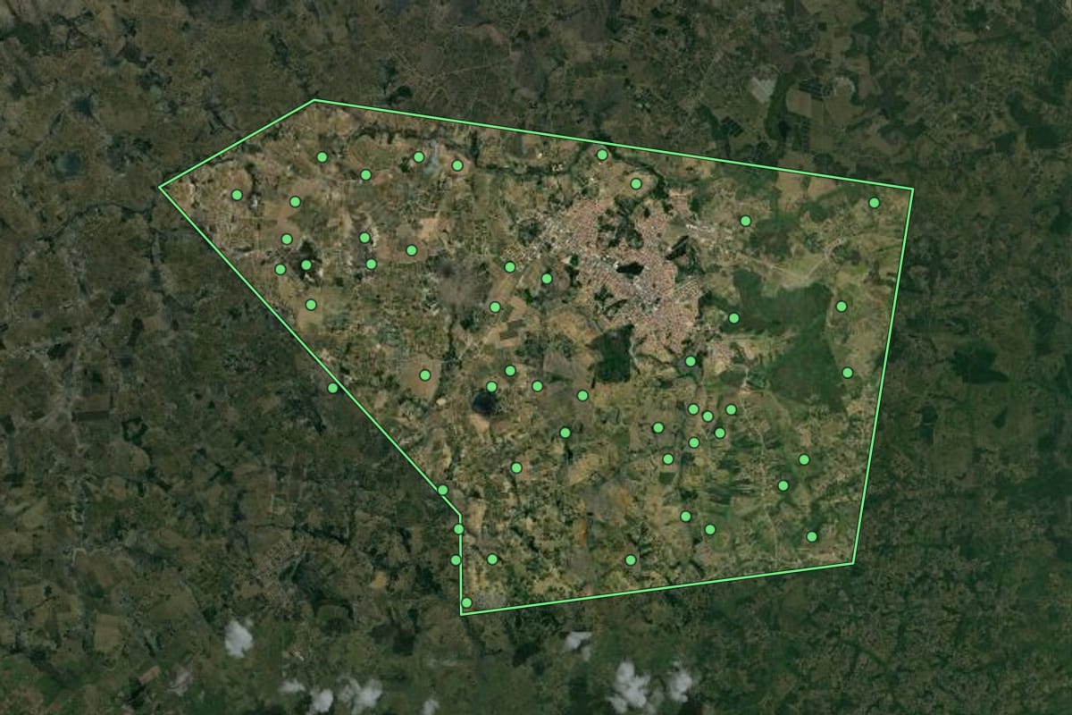 Imagem de satélite de Cruz das Almas (BA), com o contorno do município e a posição dos imóveis desta página.