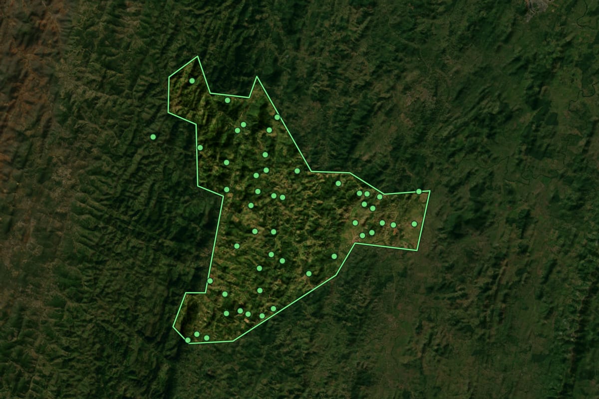 Imagem de satélite de Dário Meira (BA), com o contorno do município e a posição dos imóveis desta página.
