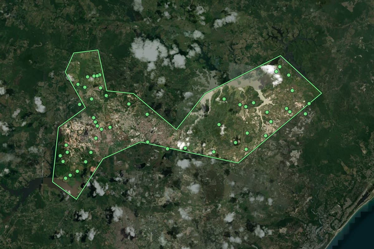 Imagem de satélite de Dias d'Ávila (BA), com o contorno do município e a posição dos imóveis desta página.