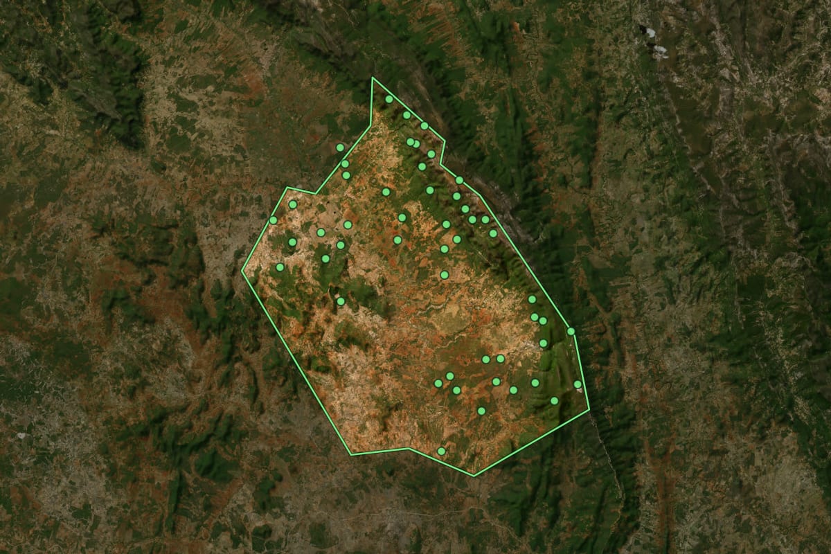 Imagem de satélite de Dom Basílio (BA), com o contorno do município e a posição dos imóveis desta página.